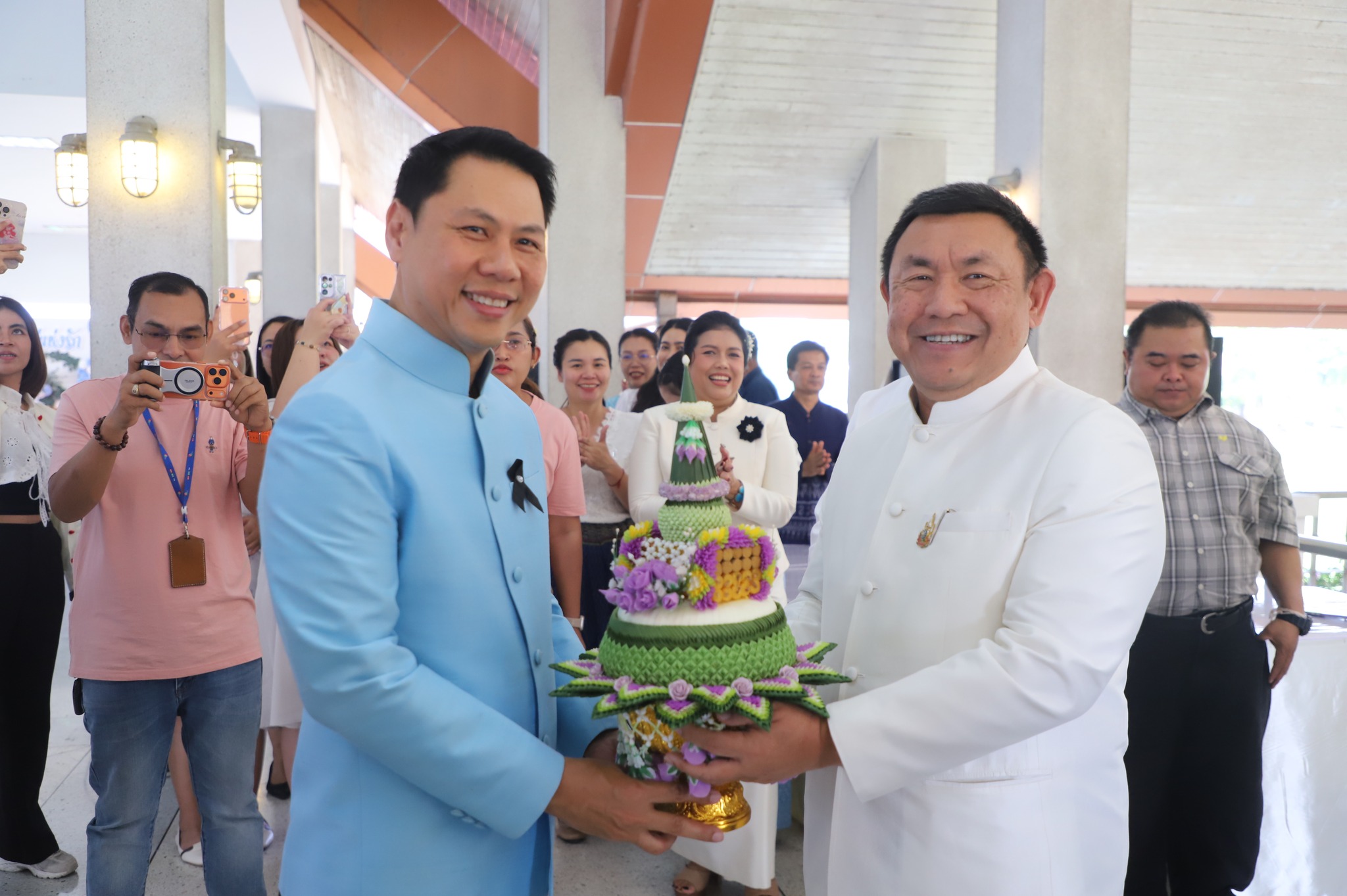 title - มากกว่าความรักระหว่างคู่ครอง คือความรักต่อปวงชน ส.ป.ก. จัดงาน “รักแห่งศิลป์ รักแห่งแผ่นดิน” พลังแห่งศิลปะที่เชื่อมโยงสถาบันและประชาชน